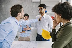 商务人士在办公室的争吵。一位愤怒的老板和他的员工打了起来，并抓住了他的衣领，而女商人们则站在一旁，难