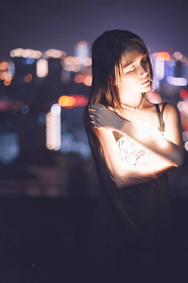 午夜灯光下的寂寞美女高清写真图片5