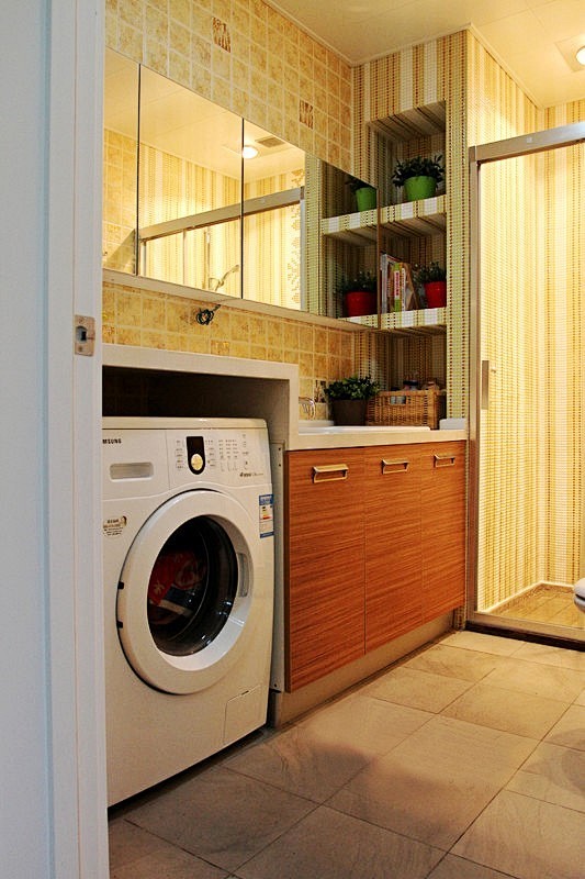 洗衣机这样放很节省空间，上面还可以放东西...