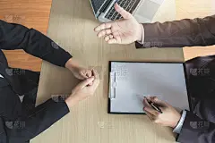 工作面试，年轻有吸引力的执行官问申请人关于工作历史，口语梦想，技能，专业知识，经验和商人听候选人的回