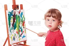 儿童在画架上作画