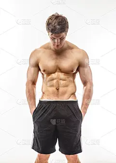 穿着黑色短裤的肌肉男。