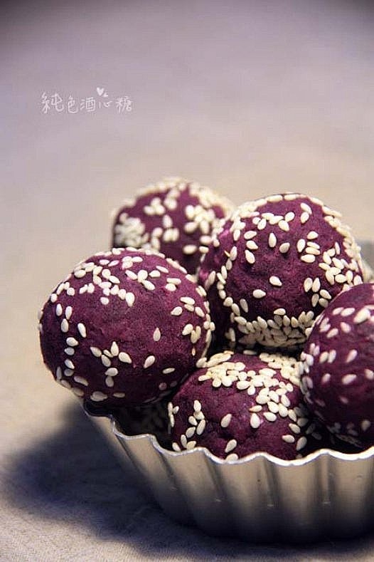 【紫薯球】将紫薯洗净放入蒸锅中蒸熟，（以...