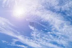 自然光线辐射镜头与光谱为背景，背景，模板和壁纸。明亮的阳光照射在蓝色的天空背景，复制空间。逼真的太阳