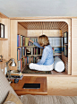 在城市中，一个小的空间里面，一间阁楼卧室，要要怎么生活，才能让自己过得更加舒适，现在推进一个由鲁克林的建筑师蒂姆Seggerman设计的一个室内设计。 #创意# #简约# #重口味#