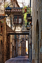 old street in Tarragona, Spain (by Rolde)———— 塔拉戈纳的老街道，我从小在这里长大，虽然很多游客说这里很好看，但是我只觉得这里看起来太旧了，而我就像一个小村姑。直到那一天，你用镜头对准了我的窗台，我才知道，我的春天，从来没有离开。————BY：白刺