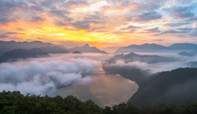 因为河水与空气温差形成的河面水雾
In ...
