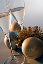 饮食,室内,葡萄酒,聚会,圣诞节_146604347_Glasses with wine above Christmas balls_创意图片_Getty Images China