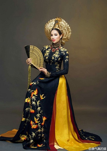 环球小姐之越南小姐的民族服装展示