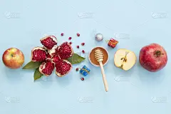 带拷贝空间的犹太新年贺卡概念;蓝色背景上有苹果、石榴和蜂蜜