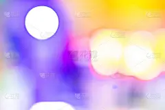 彩色突出不同的圆形条纹的黑色背景