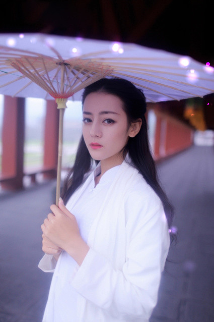 看到水如云，送尽鸦成点。南北东西处处愁，...