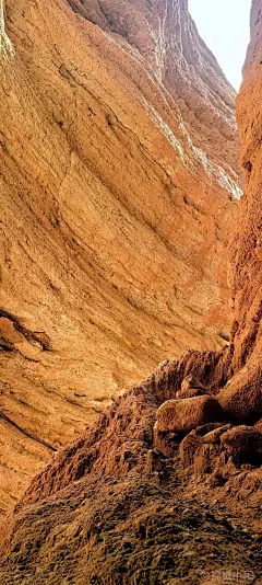 人间秘境追踪•大峡谷内奇峰险峻、形态各异。景区由九龙汇海、峡谷奇观、情侣峰、一线天、吉祥神树、金蟾问天、人鸟兽塔石林等自然和人文景观构成。——平山湖大峡谷#甘肃张掖