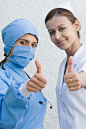 主题,通讯,概念,卫生保健和医疗,构图_76849185_Portrait of a female surgeon and a female nurse making a thumbs up signs_创意图片_Getty Images China