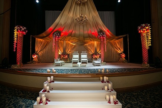 帷幔、花串和蜡烛装饰印度婚礼仪式场地-婚...