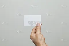 男手握空白名片