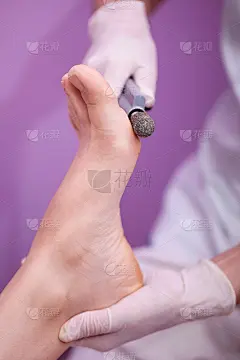 足部护理治疗，女性在美容院做足部护理