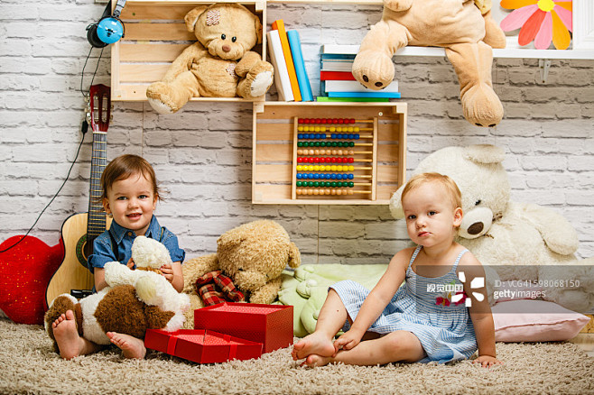 Toddler twins playin...