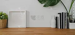 裁剪拍摄的舒适的工作场所与模拟的框架，装饰和复制空间在木桌和白色墙壁