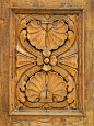 手工雕刻花卉和植物形状的木板有一百多年的历史