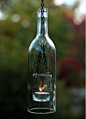 玻璃酒瓶也可以成为挂灯！诀窍在于在瓶颈放一个大小适合的挂钩，让酒瓶子能被毫不费力地挂起来，瓶底已去掉~