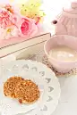 奶茶和坚果饼干
