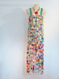 这是一件塑料连衣裙。 我喜欢这件作品，因为使用颜色和使用的重复圆圈使这件作品脱颖而出。