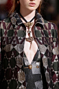 Valentino Fall 2015
这个季度的饰品和颈部处理非常的吸引人 ​​​​