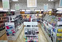     1.香味文具

不少小学生在购买圆珠笔、橡皮等物品时，指定要买带香气的品种。而香味也是品种繁多，有甜橙味、草莓味等多种。有专家指出，小学生具有好奇心重、贪玩、注意力不容易集中的特点，很容易被有香味的文具吸引，分散听课精力和注意力。同时，涂改液含有的多种有害化学物质，会对眼睛产生剌激。此外，一些学生有吸吮手指的习惯，很容易将这些有毒成分直接或间接摄入体内，造成慢性中毒。

2.体积小文具

目前诸如大多铅笔、塑料书皮都已“文”有时下流行的动画片人物，其次部分橡皮擦都已加香。那么，如果孩子在玩耍时碰到