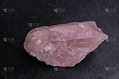 孤立于黑色天然板岩上的粉红色石英矿物。