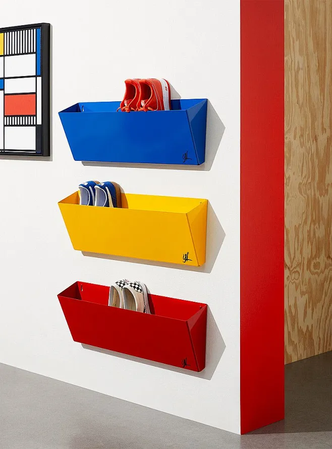 three different colored boxes are hanging on the wall-花瓣网