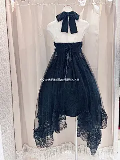 MR上新，1-O032 十字架吊坠挂脖JSK 预约接单中~定价26950日元含税，依旧是哥特风，注重了背后的设计，从后面看也非常美丽，搭配各种外搭可以适应不同季节~免代购费无车马接单，猫目家定金已全面支持花呗和信用卡支付啦～具体请参考链接详情～
猫目开通播报新款消息和补款通知的球球群啦~1群号码6995686 ​​​​...展开全文c