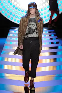 波普艺术家的旧日池畔恋歌！约翰·加利亚诺 (John Galliano) 2012春夏男装秀大图+视频，海报时尚网邀你畅游2012春夏巴黎男装周!