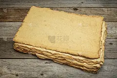 一叠边缘粗糙的空白手工纸