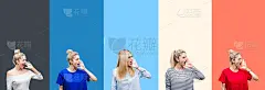 年轻美丽的金发女人的拼贴在生动的彩色复古条纹孤立的背景大喊大叫，一边与手在嘴上。通信的概念。