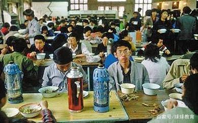 90年代大学生生活照火了，原来那个时候就...