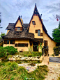 今天来到了洛杉矶比佛利山庄的女巫之家(The Witch’s house)，它看起来就像是从童话里走出来的神秘小屋，这里有篱栅、尖尖屋顶、可爱的警语、扭曲的树枝、南瓜乌鸦，特别可爱。@Airbnb爱彼迎
#加州公路联盟##带着微博去旅行# 2美国·Beverly Hills ​​​​