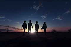 夕阳日落年轻人背影人物摄影图