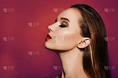 性感女人肖像与完美的化妆。近距离拍摄优雅奢华的女人。亮妆，红唇。美丽的黑发女人肖像。粉色和蓝色背景。