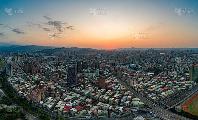 台北城市鸟瞰图-亚洲商业概念形象，全景现代城市景观建筑鸟瞰图在日出和清晨的蓝天下，拍摄于台湾台北
