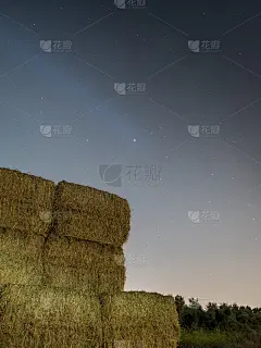 长时间曝光的夜景，孤立的方形干草堆在农村农田-以色列