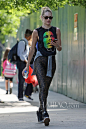 当地时间5月30日，坎蒂丝·斯瓦内普尔 (Candice Swanepoel) 身穿印有雷鬼乐鼻祖Bob Marley头像的T恤在纽约出街。