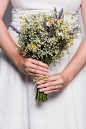 新娘美甲与捧花的完美搭配攻略+来自：婚礼时光——关注婚礼的一切，分享最美好的时光。 #美甲# #指甲手捧花#