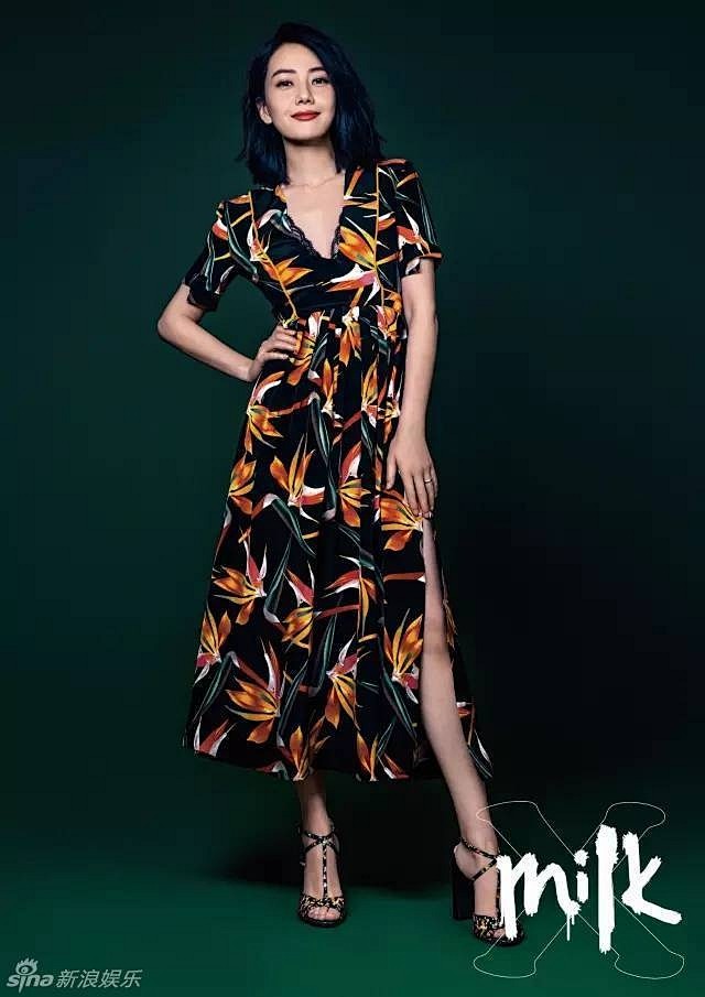 高圆圆登杂志衣着艳丽妆容精致 露香肩秀美...