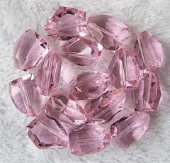 粉红水晶 Pink uartz 极稀有品种的「爱情之石」。可使人增加想像力，避除邪恶。@北坤人素材