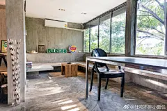 #好设计共欣赏# #装修这件事# 早上好 airbnb上看到的案例，地址是在泰国曼谷，工业风的装饰，没有壁纸、没有墙砖地砖、没有涂料油漆、没有任何墙面地面装饰。水泥工业风，简单、纯粹、颇有艺术气息。偶尔住住可以，家里装成这样还是略显生冷。@我的河畔小城 @雄大评装修 ​