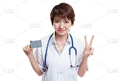 亚洲年轻女医生用空白卡片显示胜利签名。