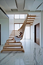Beautifully Sloping Wooden Staircase Creates a Sense of Flow in the Home : We’ve recently seen some beautifully-designed staircases, and we can now add another one to our list. Arquitectura en Movimento Workshop crafted wooden, sweeping stairs that certai