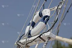 地中海村庄一艘旧渔船上的救生圈。暑假，假期壁纸，明信片背景概念。