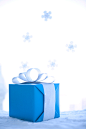 礼物,盒子,包装纸,缎带,圣诞礼物_gic7334292_Wrapped Blue Christmas Gift Box On Fur_创意图片_Getty Images China